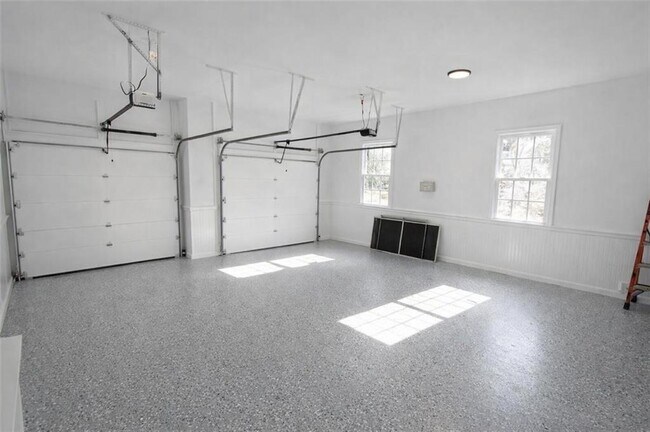 Building Photo - 1430 Hillcrest Heights