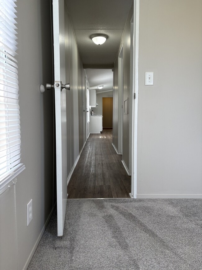 Building Photo - 605 Aster Bend