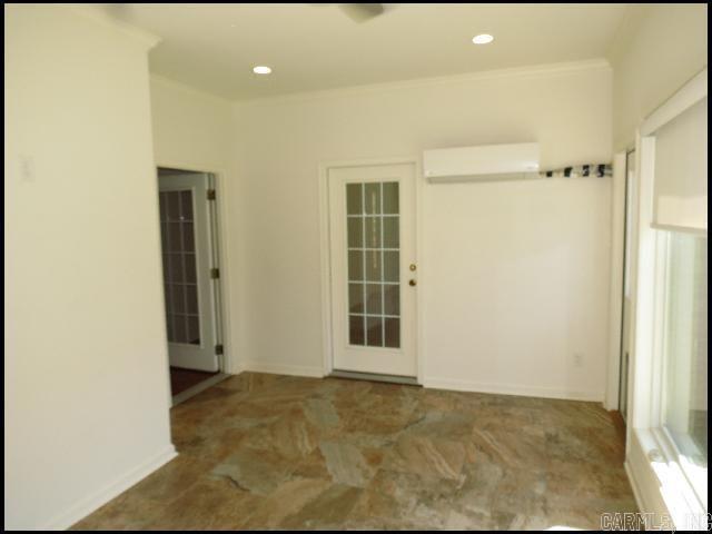 Building Photo - 5 Robyn Ln