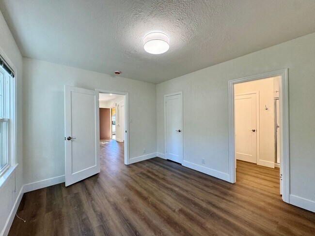 Building Photo - ADA470-474