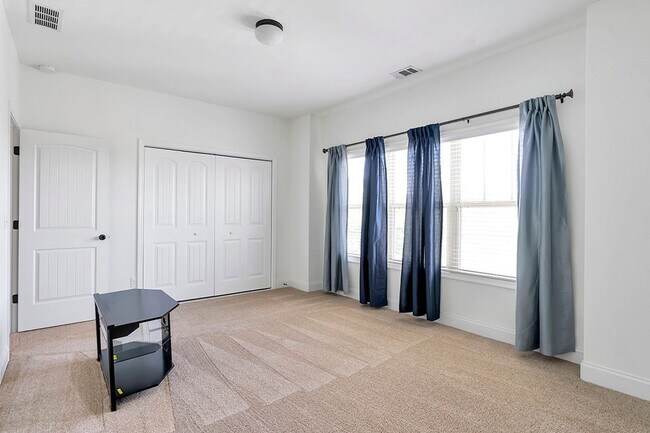 Building Photo - 2635 Azalea Bluff Dr