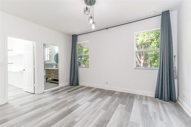 Building Photo - 422 NE 1st Ave