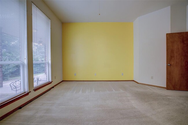 Building Photo - 913 Elm Creek Dr