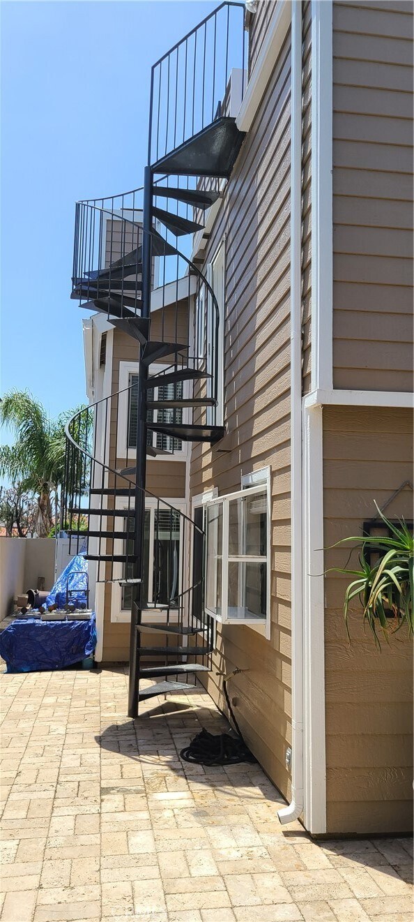 Building Photo - 709 Oceanhill Dr