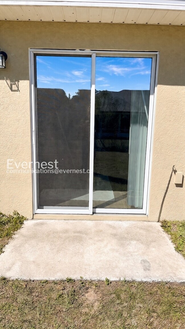 Building Photo - 3 Bed, 2 Bath Home with Attached Garage / Pet-Friendly / Coming Soon!