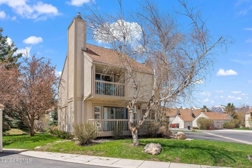 Front - 36 Racquet Club Dr