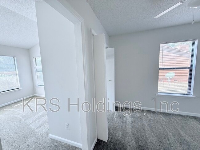 Building Photo - 612 Kendall Dr