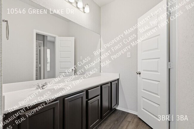 Building Photo - 10546 Grn Lk Dr