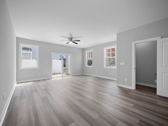 Building Photo - Large 3 story townhome near beach with community POOL and GYM!