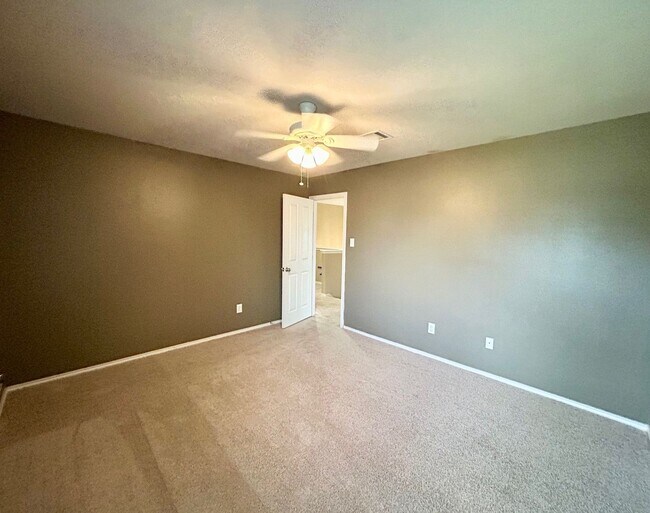 Building Photo - BEAUTIFUL 4 BR/2BTH HOUSE LOCATED IN CIBOL...