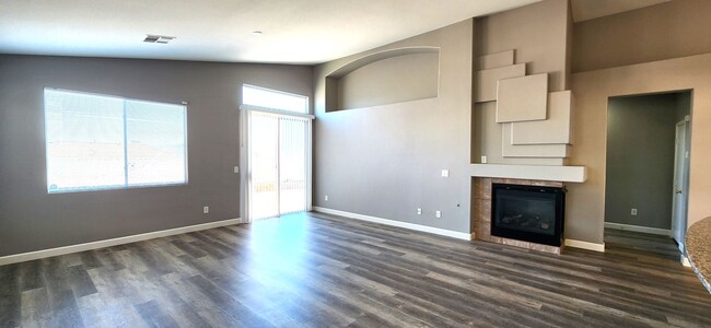 Building Photo - JUST RENOVATED 3 bedroom single story gem ...