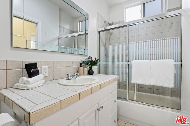 Building Photo - 442 N Orange Grove Ave