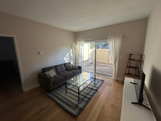 Building Photo - 57 Lakeshore Ct