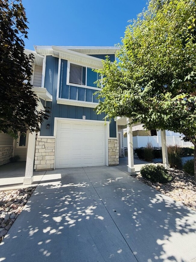 Building Photo - Wow! No Rent Until September! Updated 3 Bed 2.5 Bath Townhome for Rent in North Ogden!