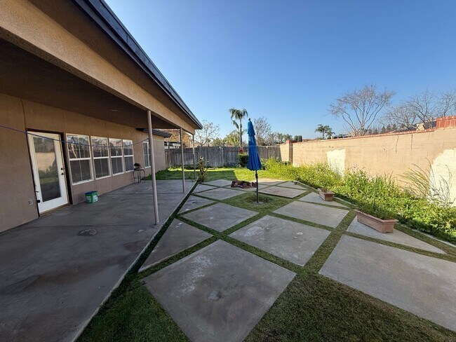 Building Photo - Spacious 4-Bedroom, 2-Bathroom Home in Southwest Bakersfield