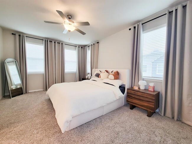 Building Photo - 1510 Lakeline Oak Dr