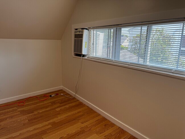 Building Photo - 12 Elves Ln