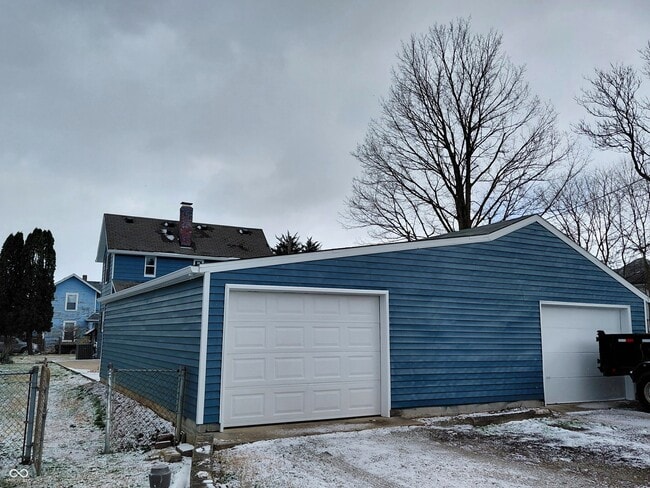 Building Photo - 335 W 4th St