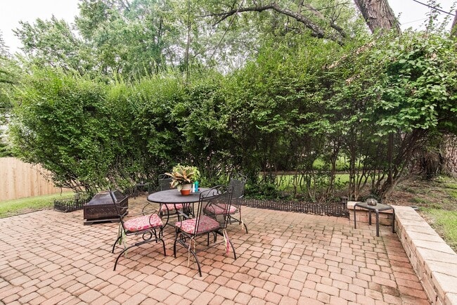 Building Photo - 3 Bed 2.5 Bath in Overland Park Nall Hills
