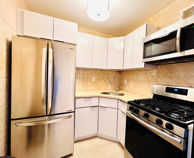 Building Photo - 20 W 64th St