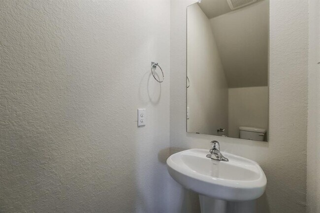 Building Photo - 200 Cres Park Dr