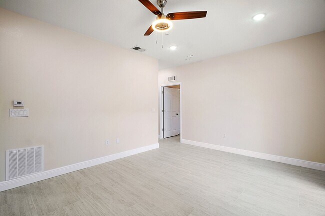 Building Photo - Luxury 2 Bed 2 Bath, Downtown Eustis Full ...