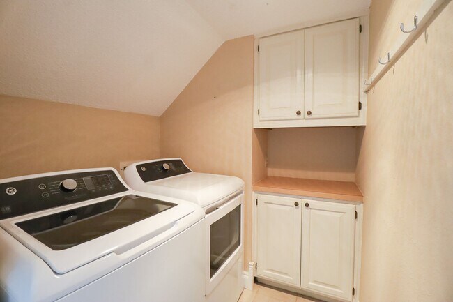 Building Photo - $1,655 / 2 Bed / 2 Bath / 1,150 sqft REMOD...