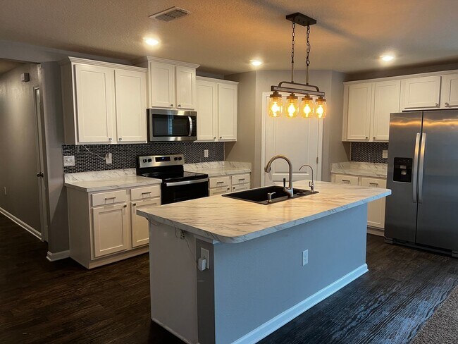 Building Photo - 4/2 centrally located!!