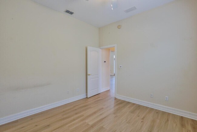 Building Photo - 1661 Harbor Club Dr