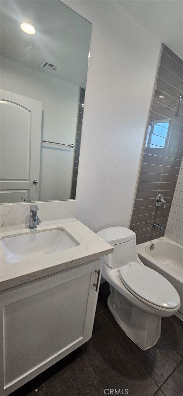 Building Photo - 211 W 43rd St