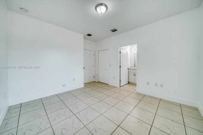 Building Photo - 14708 NE 7th Ave