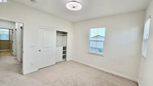 Building Photo - 304 E Angelina Ave