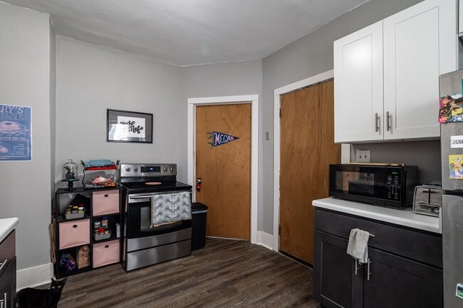 Building Photo - Bartlett Lower steps to campus