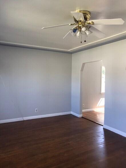 living room - 8432 Norwood Plz