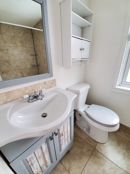 Upstairs Full Bath - 5555 Alcott St
