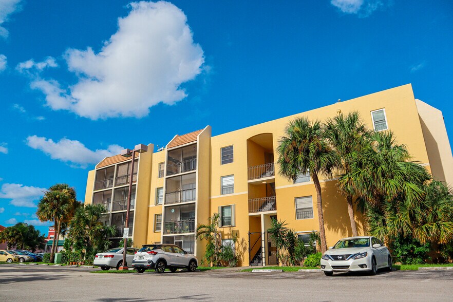 Building Photo - 8005 Lake Dr