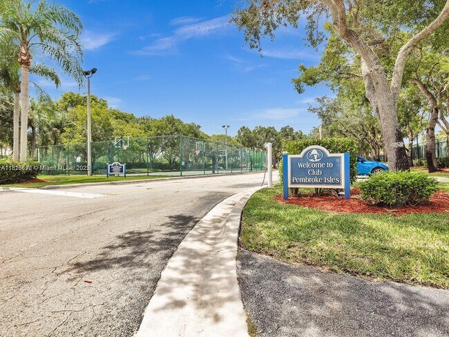 Building Photo - 858 NW 170th Terrace