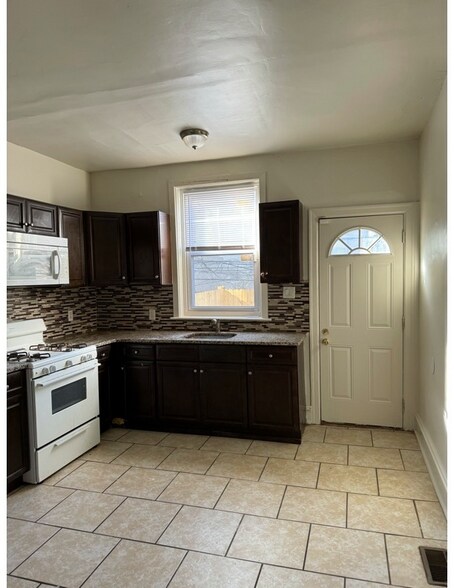 Building Photo - 606 N 55th St