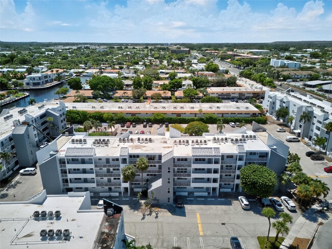 Building Photo - 2850 NE 14th St