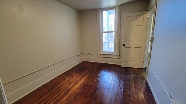 Building Photo - 3 bed 1.5 bath duplex Close to UWEC!