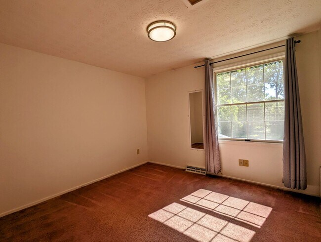 Building Photo - Center Hall Colonial for rent in Hudson!