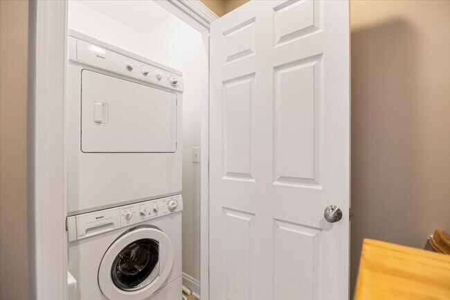 Building Photo - 1938 Tudor Court