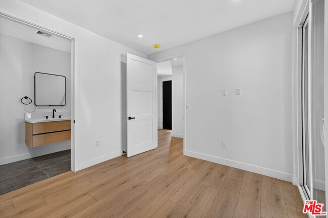 Building Photo - 150 N Carondelet St