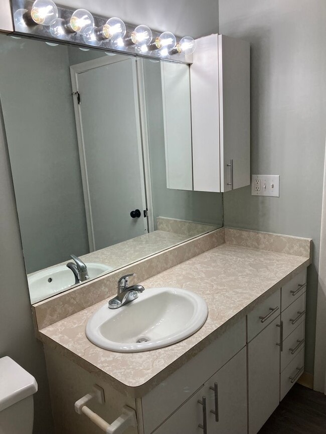 Building Photo - Heat & Hot Water Included 1st Floor Condom...