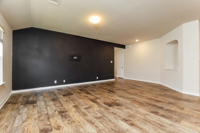 Building Photo - 4 Bedrooms- 11 miles from Lackland AFB