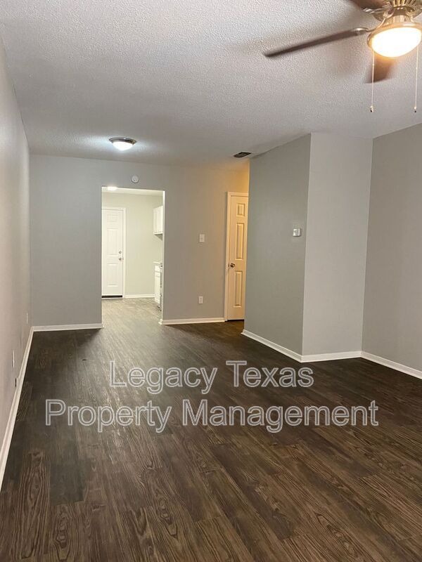 Building Photo - 1302 Berry Dr