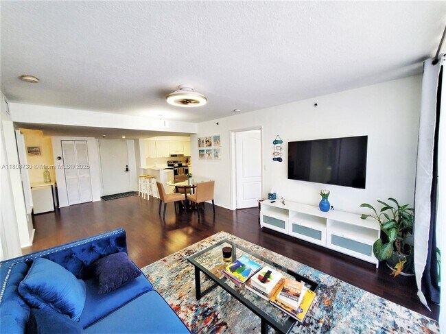 Building Photo - 2642 Collins Ave