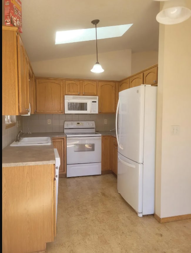 Building Photo - Secluded 3 Bedroom 2 Bathroom!
