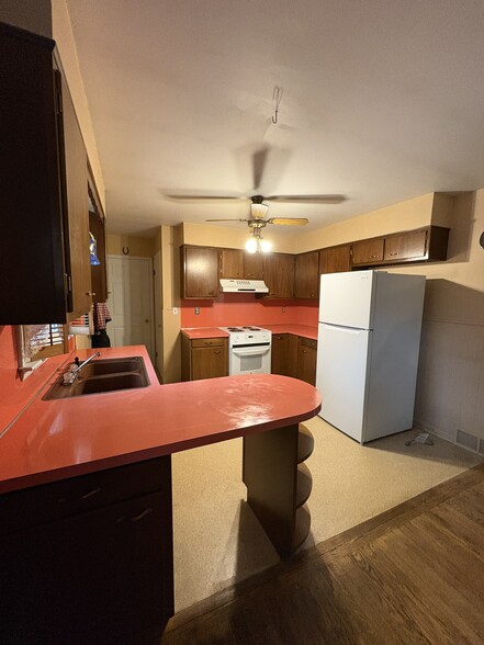 Kitchen - 628 Sunny Ln