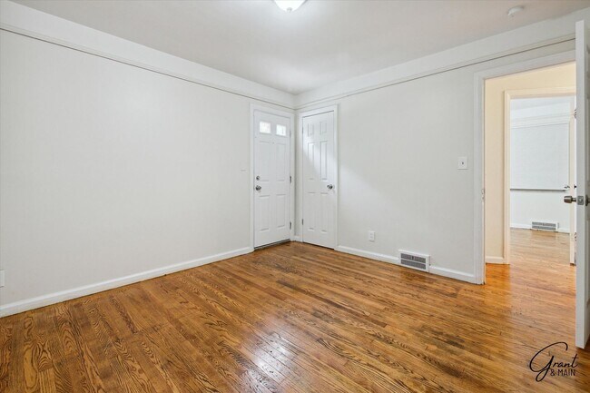 Building Photo - $1,300/month - 3 Bed 1 Bath Single Family Home in Detroit